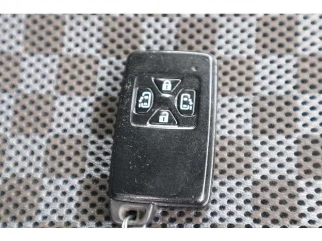 ヴォクシー2.0 ZS 煌II 4WD スマートキー・ナビ・TV・バックカメラ・両側パワスラ・後期型 2000