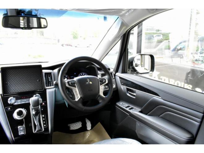 デリカD:5　Chamonix　4WD　シャモニーコンプリートパッケージ　新品フロントガード　社外ナビ付　フロアマット付　登録済未使用車　オートステップ付　寒冷地仕様