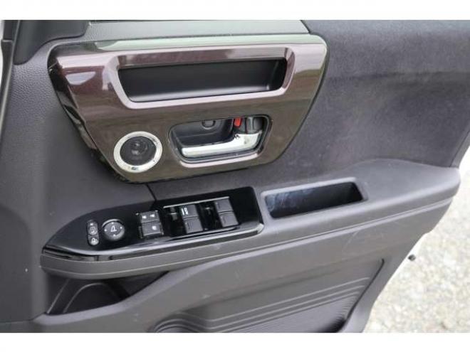 N-BOXカスタム 660 G L ホンダセンシング 4WD　検R8/11　外アルミ　スマートキー 660