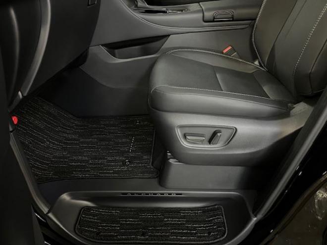 アルファードＺ　本州仕入　寒冷地仕様　禁煙車　トヨタセーフティセンス　左右独立ムーンルーフ　レーダークルーズ　レーントレーシング　純正１８インチＡＷ　ＴＯＹＯ製新品スタッドレスタイヤ　純正ナビ（フルセグ地デジ　Ｂｌｕｅｔｏｏｔｈ　Ｍｉｒａｃａｓｔ）＋バックカメラ＋全方位カメラ　両側パワースライドドア　パワーバックドア　純正ブラックレザーシート　電動オットマン　ＬＥＤヘッドライト　デジタルインナーミラー　ステアリングヒーター　シートヒーター＆クーラー　ＥＴＣ  4WD 2500 5Dr