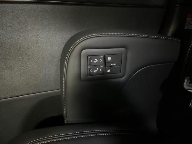 アルファードＺ　本州仕入　寒冷地仕様　禁煙車　トヨタセーフティセンス　左右独立ムーンルーフ　レーダークルーズ　レーントレーシング　純正１８インチＡＷ　ＴＯＹＯ製新品スタッドレスタイヤ　純正ナビ（フルセグ地デジ　Ｂｌｕｅｔｏｏｔｈ　Ｍｉｒａｃａｓｔ）＋バックカメラ＋全方位カメラ　両側パワースライドドア　パワーバックドア　純正ブラックレザーシート　電動オットマン　ＬＥＤヘッドライト　デジタルインナーミラー　ステアリングヒーター　シートヒーター＆クーラー　ＥＴＣ  4WD 2500 5Dr