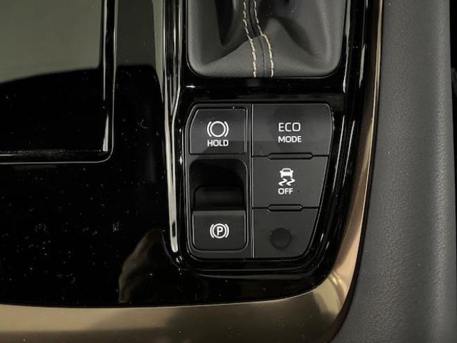 アルファードＺ　本州仕入　寒冷地仕様　禁煙車　トヨタセーフティセンス　左右独立ムーンルーフ　レーダークルーズ　レーントレーシング　純正１８インチＡＷ　ＴＯＹＯ製新品スタッドレスタイヤ　純正ナビ（フルセグ地デジ　Ｂｌｕｅｔｏｏｔｈ　Ｍｉｒａｃａｓｔ）＋バックカメラ＋全方位カメラ　両側パワースライドドア　パワーバックドア　純正ブラックレザーシート　電動オットマン　ＬＥＤヘッドライト　デジタルインナーミラー　ステアリングヒーター　シートヒーター＆クーラー　ＥＴＣ  4WD 2500 5Dr