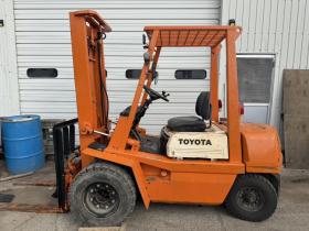 フォークリフト　サイドシフト付き！トヨタ 2FG25 2.5トン ダブルタイヤ