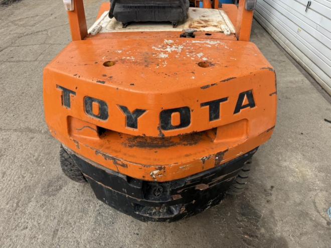 フォークリフトサイドシフト付き！トヨタ 2FG25 2.5トン ダブルタイヤ