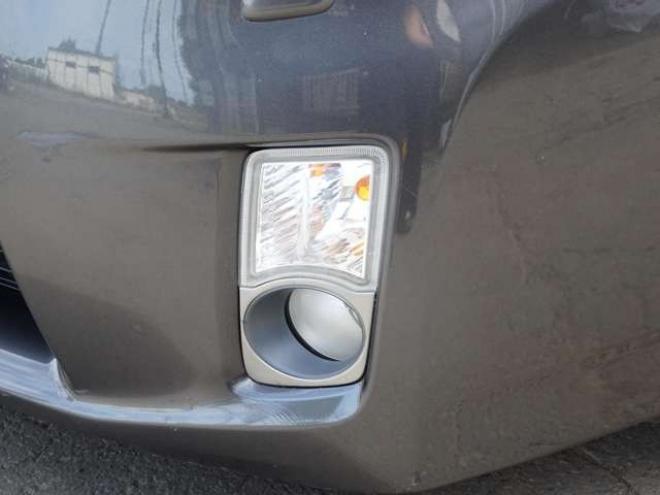 プリウス1.8 S LEDエディション　ETC・禁煙車・LEDヘッドライト・寒冷地仕様・夏冬タイヤ付き 2WD 1800