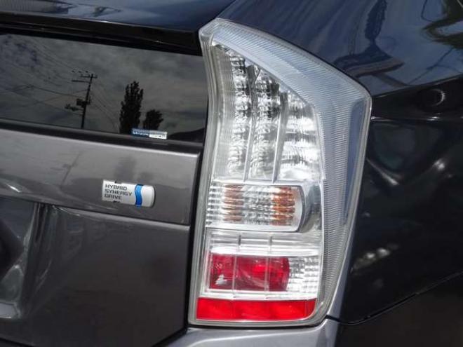 プリウス1.8 S LEDエディション　ETC・禁煙車・LEDヘッドライト・寒冷地仕様・夏冬タイヤ付き 2WD 1800