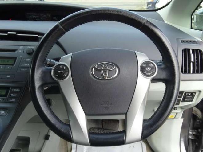 プリウス1.8 S LEDエディション　ETC・禁煙車・LEDヘッドライト・寒冷地仕様・夏冬タイヤ付き 2WD 1800