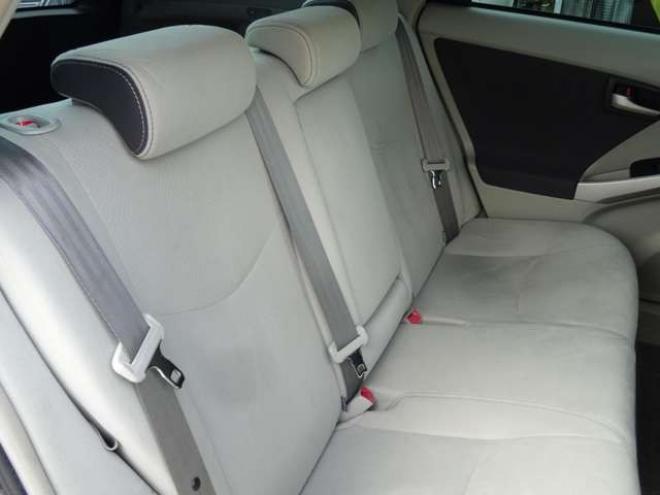 プリウス1.8 S LEDエディション　ETC・禁煙車・LEDヘッドライト・寒冷地仕様・夏冬タイヤ付き 2WD 1800