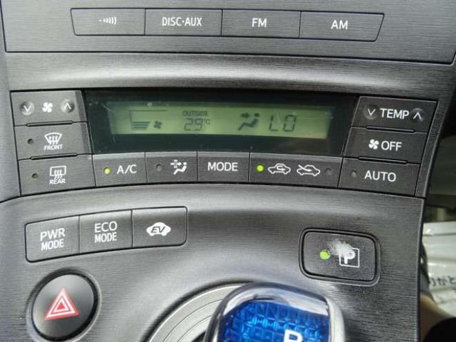 プリウス1.8 S LEDエディション　ETC・禁煙車・LEDヘッドライト・寒冷地仕様・夏冬タイヤ付き 2WD 1800