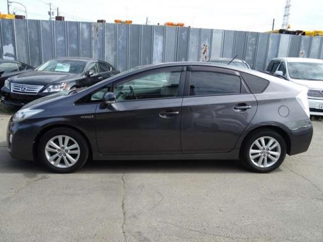 プリウス1.8 S LEDエディション　ETC・禁煙車・LEDヘッドライト・寒冷地仕様・夏冬タイヤ付き 2WD 1800