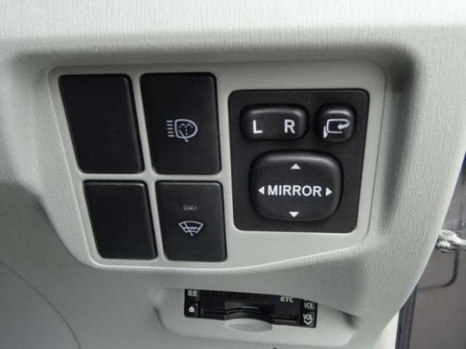 プリウス1.8 S LEDエディション　ETC・禁煙車・LEDヘッドライト・寒冷地仕様・夏冬タイヤ付き 2WD 1800