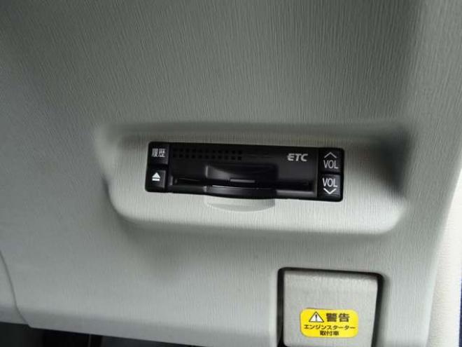プリウス1.8 S LEDエディション　ETC・禁煙車・LEDヘッドライト・寒冷地仕様・夏冬タイヤ付き 2WD 1800