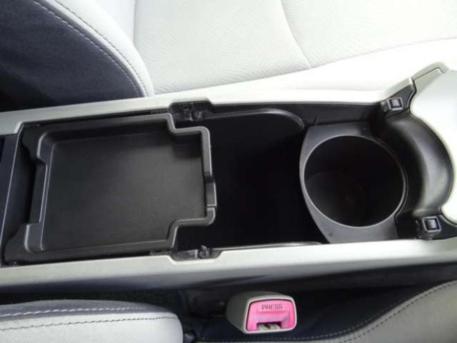 プリウス1.8 S LEDエディション　ETC・禁煙車・LEDヘッドライト・寒冷地仕様・夏冬タイヤ付き 2WD 1800