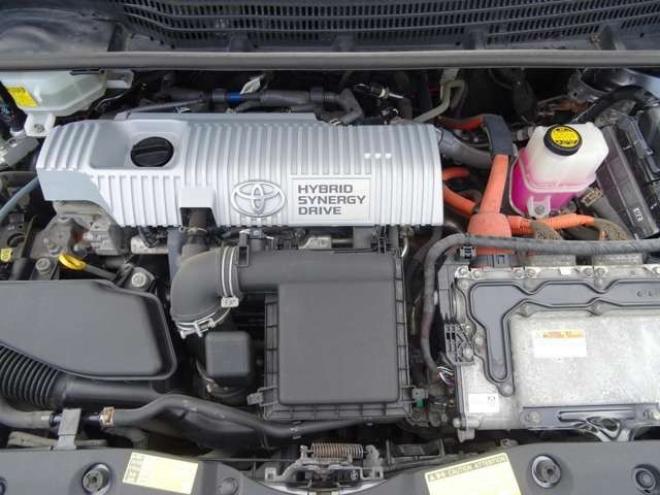 プリウス1.8 S LEDエディション　ETC・禁煙車・LEDヘッドライト・寒冷地仕様・夏冬タイヤ付き 2WD 1800