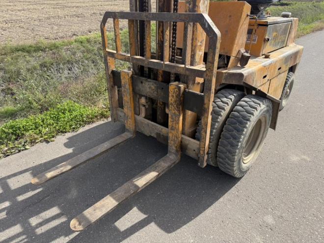 フォークリフトコマツ FD20 2トン ディーゼル ダブルタイヤ