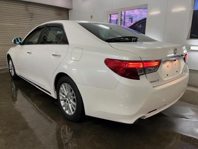 マークXプレミアム　Ｆｏｕｒ　本州仕入　寒冷地仕様　禁煙車　ＷＡＫＯＳバリアスコーティング済　純正１６インチＡＷ　純正１６ＡＷ＋スタッドレスタイヤ付　純正ナビ（フルセグ地デジ　ＤＶＤ再生　Ｂｌｕｅｔｏｏｔｈ対応）＋バックカメラ　純正ハーフレザーシート　エンジンスターター　クルーズコントロール　ＰＵＳＨスタート　スマートキー　フロントガラス熱線　ミラーヒーター　両席パワーシート　タイミングチェーン車　ＨＩＤヘッドライト　横滑り防止装置　ＥＴＣ 4WD 2500 4Dr