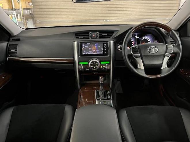 マークXプレミアム　Ｆｏｕｒ　本州仕入　寒冷地仕様　禁煙車　ＷＡＫＯＳバリアスコーティング済　純正１６インチＡＷ　純正１６ＡＷ＋スタッドレスタイヤ付　純正ナビ（フルセグ地デジ　ＤＶＤ再生　Ｂｌｕｅｔｏｏｔｈ対応）＋バックカメラ　純正ハーフレザーシート　エンジンスターター　クルーズコントロール　ＰＵＳＨスタート　スマートキー　フロントガラス熱線　ミラーヒーター　両席パワーシート　タイミングチェーン車　ＨＩＤヘッドライト　横滑り防止装置　ＥＴＣ 4WD 2500 4Dr