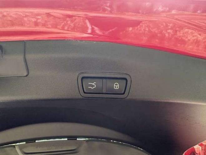 アルファロメオステルヴィオ ファースト エディション 4WD　ターボ　パワステ　パワーウィンドウ　白革シート　純正アルミ　ABS　キーレス　ディーラー車　オーディオハーマン　リアパワーゲート　シートヒーター　ETC　クルーズコントロール 正規輸入車 2000