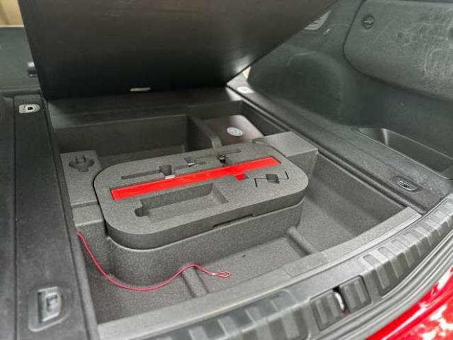 アルファロメオステルヴィオ ファースト エディション 4WD　ターボ　パワステ　パワーウィンドウ　白革シート　純正アルミ　ABS　キーレス　ディーラー車　オーディオハーマン　リアパワーゲート　シートヒーター　ETC　クルーズコントロール 正規輸入車 2000