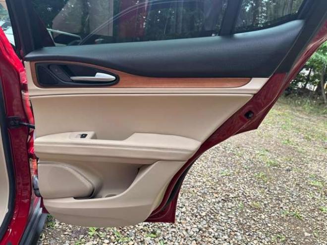 アルファロメオステルヴィオ ファースト エディション 4WD　ターボ　パワステ　パワーウィンドウ　白革シート　純正アルミ　ABS　キーレス　ディーラー車　オーディオハーマン　リアパワーゲート　シートヒーター　ETC　クルーズコントロール 正規輸入車 2000