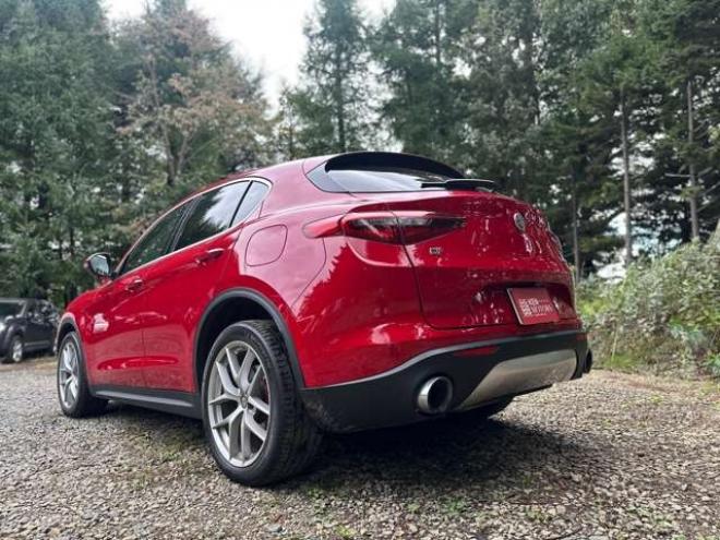 アルファロメオステルヴィオ ファースト エディション 4WD　ターボ　パワステ　パワーウィンドウ　白革シート　純正アルミ　ABS　キーレス　ディーラー車　オーディオハーマン　リアパワーゲート　シートヒーター　ETC　クルーズコントロール 正規輸入車 2000