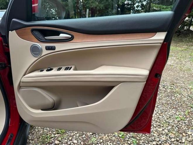 アルファロメオステルヴィオ ファースト エディション 4WD　ターボ　パワステ　パワーウィンドウ　白革シート　純正アルミ　ABS　キーレス　ディーラー車　オーディオハーマン　リアパワーゲート　シートヒーター　ETC　クルーズコントロール 正規輸入車 2000