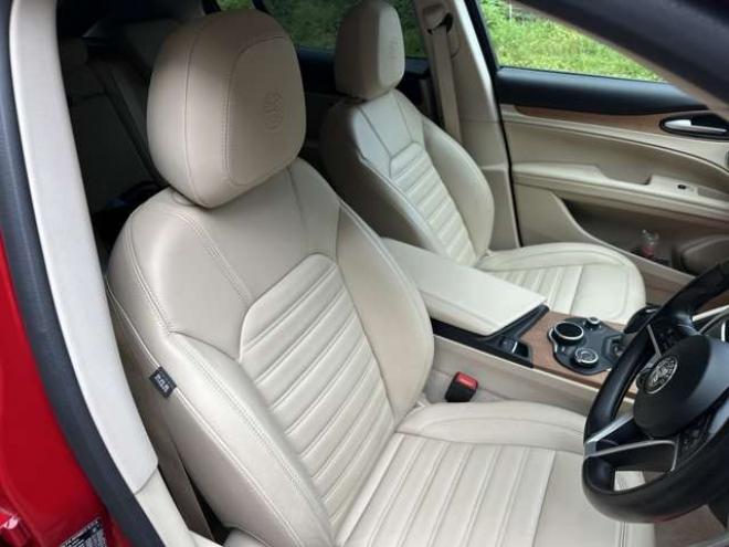 アルファロメオステルヴィオ ファースト エディション 4WD　ターボ　パワステ　パワーウィンドウ　白革シート　純正アルミ　ABS　キーレス　ディーラー車　オーディオハーマン　リアパワーゲート　シートヒーター　ETC　クルーズコントロール 正規輸入車 2000