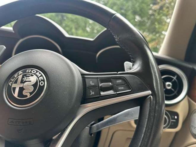 アルファロメオステルヴィオ ファースト エディション 4WD　ターボ　パワステ　パワーウィンドウ　白革シート　純正アルミ　ABS　キーレス　ディーラー車　オーディオハーマン　リアパワーゲート　シートヒーター　ETC　クルーズコントロール 正規輸入車 2000