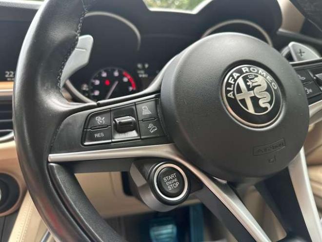 アルファロメオステルヴィオ ファースト エディション 4WD　ターボ　パワステ　パワーウィンドウ　白革シート　純正アルミ　ABS　キーレス　ディーラー車　オーディオハーマン　リアパワーゲート　シートヒーター　ETC　クルーズコントロール 正規輸入車 2000