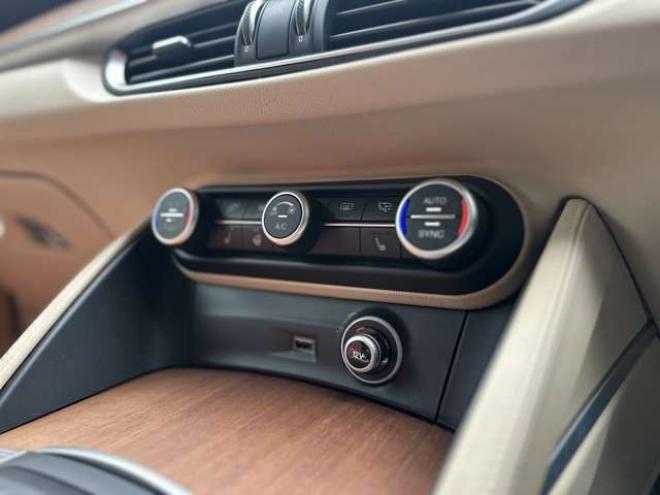 アルファロメオステルヴィオ ファースト エディション 4WD　ターボ　パワステ　パワーウィンドウ　白革シート　純正アルミ　ABS　キーレス　ディーラー車　オーディオハーマン　リアパワーゲート　シートヒーター　ETC　クルーズコントロール 正規輸入車 2000