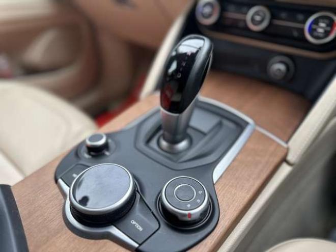 アルファロメオステルヴィオ ファースト エディション 4WD　ターボ　パワステ　パワーウィンドウ　白革シート　純正アルミ　ABS　キーレス　ディーラー車　オーディオハーマン　リアパワーゲート　シートヒーター　ETC　クルーズコントロール 正規輸入車 2000