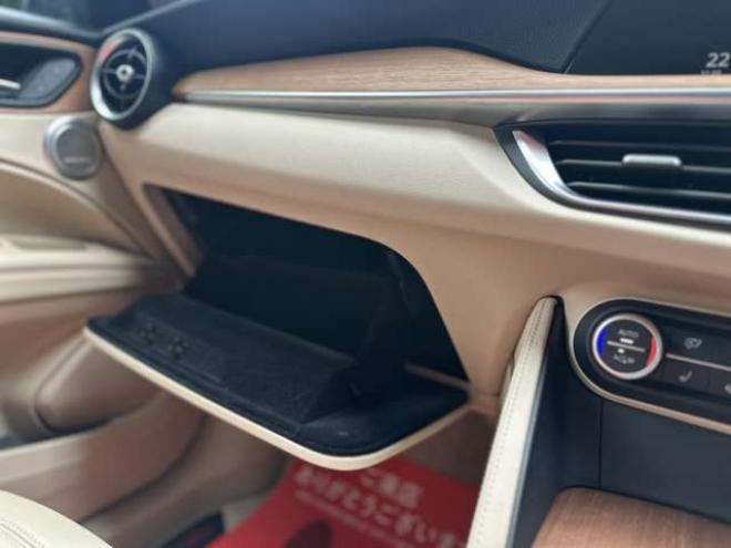 アルファロメオステルヴィオ ファースト エディション 4WD　ターボ　パワステ　パワーウィンドウ　白革シート　純正アルミ　ABS　キーレス　ディーラー車　オーディオハーマン　リアパワーゲート　シートヒーター　ETC　クルーズコントロール 正規輸入車 2000