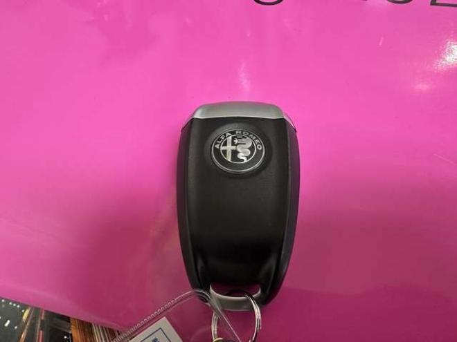 アルファロメオステルヴィオ ファースト エディション 4WD　ターボ　パワステ　パワーウィンドウ　白革シート　純正アルミ　ABS　キーレス　ディーラー車　オーディオハーマン　リアパワーゲート　シートヒーター　ETC　クルーズコントロール 正規輸入車 2000