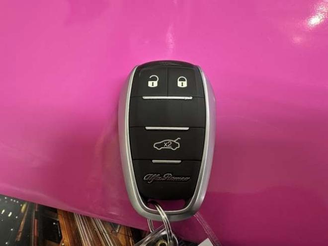 アルファロメオステルヴィオ ファースト エディション 4WD　ターボ　パワステ　パワーウィンドウ　白革シート　純正アルミ　ABS　キーレス　ディーラー車　オーディオハーマン　リアパワーゲート　シートヒーター　ETC　クルーズコントロール 正規輸入車 2000