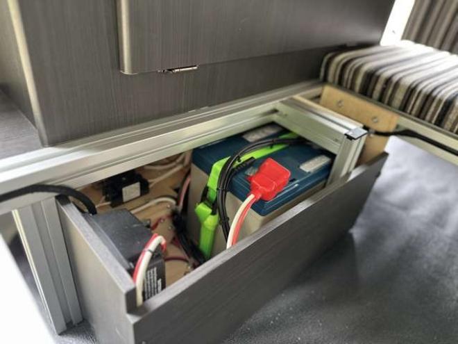 タウンエースバン1.5 GL 4WD　アルトピアーノ　ベージュツートン全塗装済　ベッドキット　セカンドバッテリー　ETC　フルセグTVナビ　バックカメラ　アイドリングストップ　ABS　レーンキープアシスト　盗難防止装置　パワステ　パワーウィンドウ 1500