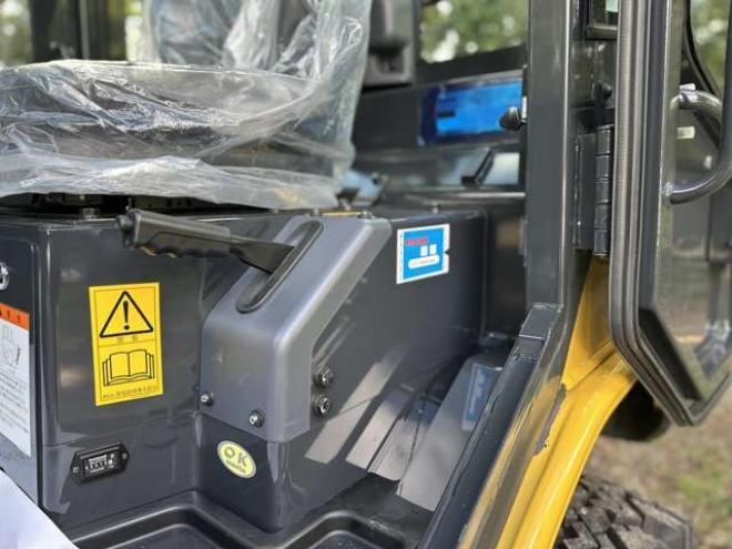 ホイールローダコマツ　WA30-6E0　18h 除雪仕様　純正キャビン　ヒーター　デフロスタ　純正AM/FMラジオ　FRワイパー　LED作業灯　スパイクタイヤ 2WD 1640