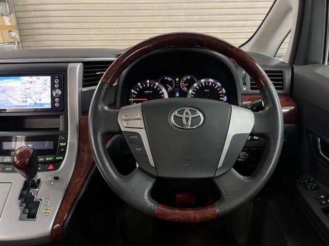 ヴェルファイア２．４Ｚ　プラチナセレクションⅡ　本州仕入　ワンオーナー　禁煙車　ＷＡＫＯＳバリアスコーティング済　純正１８インチＡＷ　純正１６ＡＷ＋スタッドレスタイヤ付　両側パワースライドドア　パワーバックドア　純正ナビ（フルセグ地デジ　ＤＶＤ再生　Ｂｌｕｅｔｏｏｔｈ）＋バックカメラ　純正リアフリップダウンモニター　コーナーセンサー　横滑り防止装置　ＨＩＤ　ＥＴＣ 　タイミングチェーン 4WD 2400 5Dr