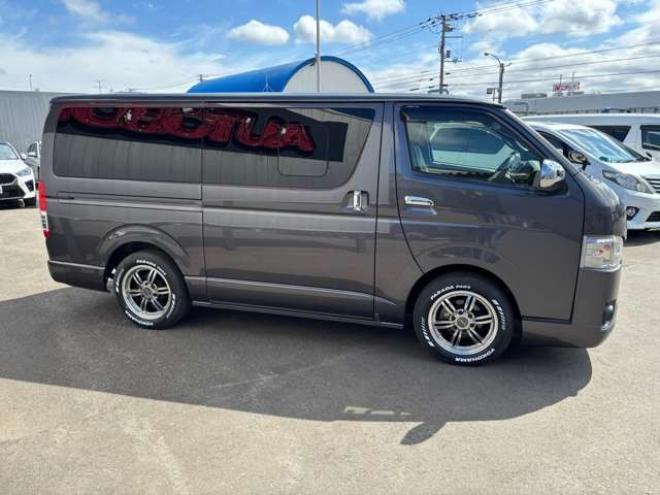 ハイエースバン2.8 スーパーGL ダークプライムII ロングボディ ディーゼルターボ 4WD　グレーメタリック　415COBRAクリーンルック3フロントスポイラー　ステージ2ルーフスポイラー　バッドフェイスBY2ボンネット　バッドラッカー17インチAW　ヨコハマPARADA17インチホワイトレター 2800