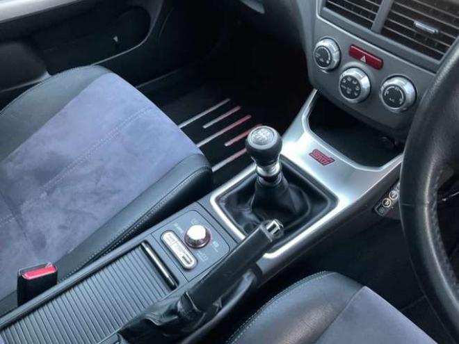 インプレッサハッチバックSTI 2.0 WRX 4WD　Defi3連メーター(ブースト計・油温計・油圧計)　ETC　運転席パワーシート　プッシュスタート 2000