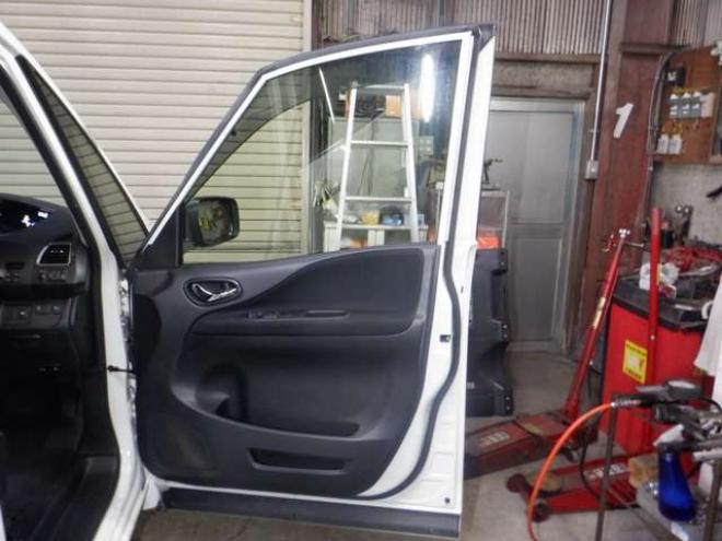 セレナ2.0 ハイウェイスター 4WD　本州仕入・ナビ・TV・Bカメラ・パワスラ・車検新規2年・リア修復済・後期型・エマブレ・リアモニター・ETC・クルコン・アイドリングストップ 2000