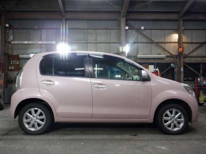 パッソ1.0 プラスハナ Gパッケージ 4WD　本州仕入　4WD　ナビ　フルセグTV　Bluetoothオーディオ　バックカメラ　ETC　フォグランプ　ライトレベライザー　ドアバイザー　スマートキー 1000