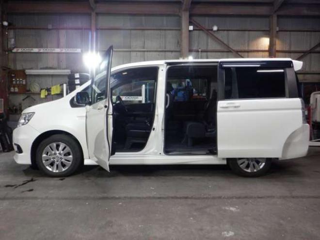 ステップワゴン2.0 スパーダ Z 4WD　ナビ・TV・Bカメラ・両側電動・スマートキー・HID・ETC・リアヒーター・パドルシフト・VSA・フルフラットシート・フォグランプ・純正AW・ステアリングスイッチ 2000