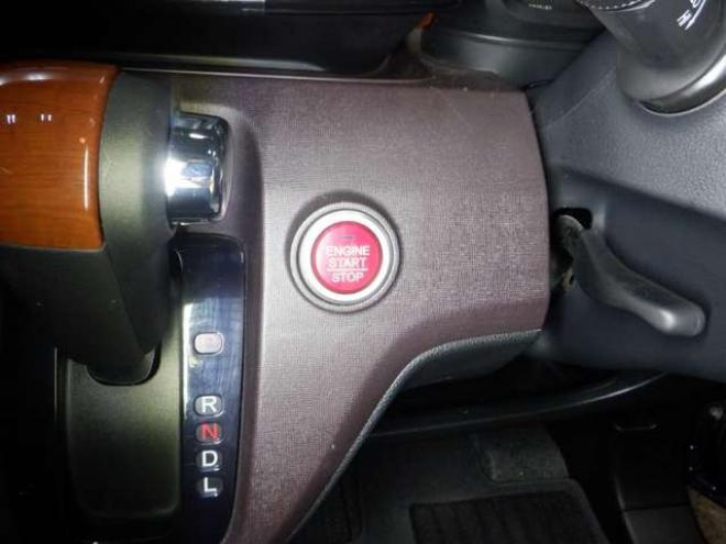 N-ONEプレミアム ツアラー 4WD　本州仕入・ナビ・TV・Bカメラ・スマートキー・プッシュスタート・HID・ターボ・フォグランプ・オートライト・オートエアコン・ベンチシート 660