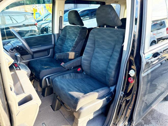 ステップワゴン2.0G Eセレクション 4WD 本州仕入　寒冷地仕様 純正ナビ　Bluetooth接続　後席モニター　パワースライド　アイドリングストップ　社外アルミ　横滑り防止　スマートキー　3列シート　タイミングチェーン車　バックカメラ　フルセグTV 4WD 2000 ５Dr