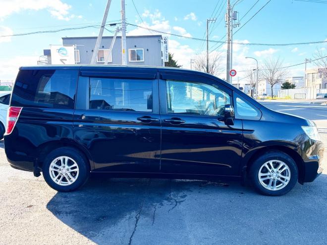 ステップワゴン2.0G Eセレクション 4WD 本州仕入　寒冷地仕様 純正ナビ　Bluetooth接続　後席モニター　パワースライド　アイドリングストップ　社外アルミ　横滑り防止　スマートキー　3列シート　タイミングチェーン車　バックカメラ　フルセグTV 4WD 2000 ５Dr