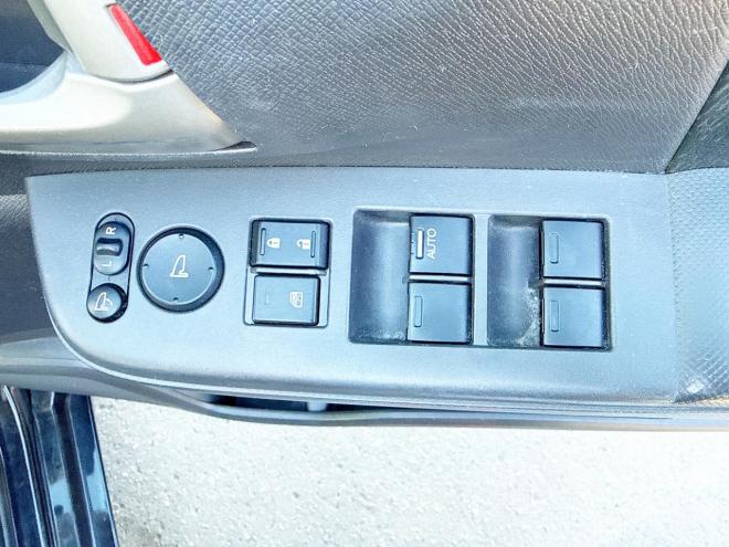 ステップワゴン2.0G Eセレクション 4WD 本州仕入　寒冷地仕様 純正ナビ　Bluetooth接続　後席モニター　パワースライド　アイドリングストップ　社外アルミ　横滑り防止　スマートキー　3列シート　タイミングチェーン車　バックカメラ　フルセグTV 4WD 2000 ５Dr