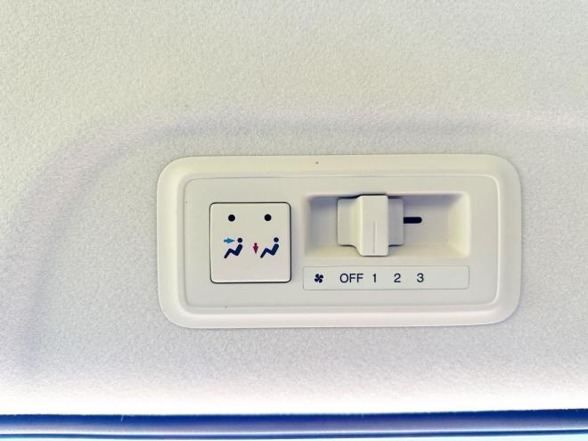 ステップワゴン2.0G Eセレクション 4WD 本州仕入　寒冷地仕様 純正ナビ　Bluetooth接続　後席モニター　パワースライド　アイドリングストップ　社外アルミ　横滑り防止　スマートキー　3列シート　タイミングチェーン車　バックカメラ　フルセグTV 4WD 2000 ５Dr