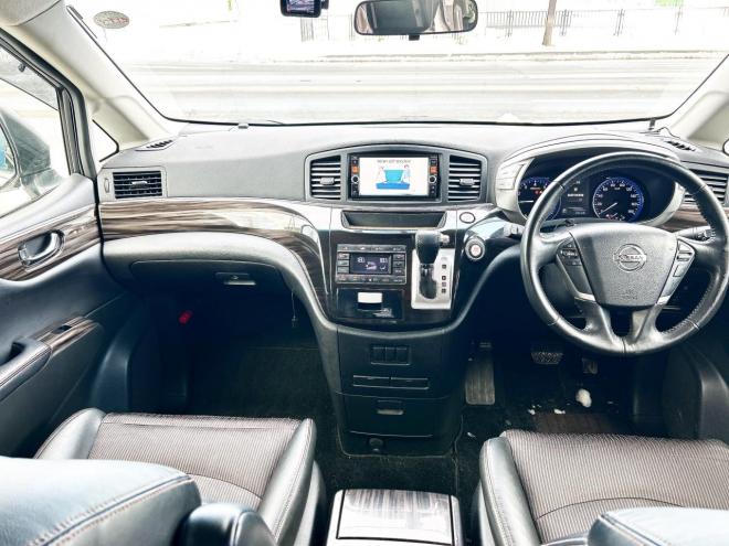 エルグランド2.5 250ハイウェイスター 4WD ローンが不安な方＜優遇ローン＞ 寒冷地仕様　純正ナビ　後席モニター　バックカメラ　両側パワースライド 4WD 2500 5Dr