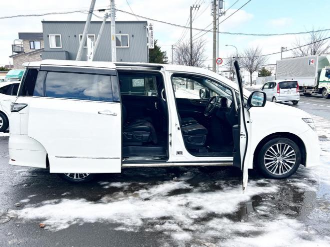 エルグランド2.5 250ハイウェイスター 4WD ローンが不安な方＜優遇ローン＞ 寒冷地仕様　純正ナビ　後席モニター　バックカメラ　両側パワースライド 4WD 2500 5Dr