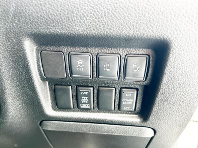 エルグランド2.5 250ハイウェイスター 4WD ローンが不安な方＜優遇ローン＞ 寒冷地仕様　純正ナビ　後席モニター　バックカメラ　両側パワースライド 4WD 2500 5Dr